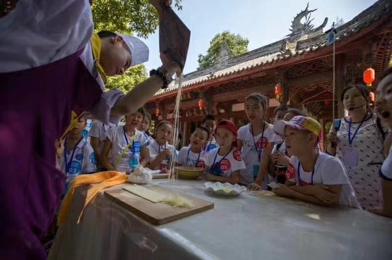 “感触非遗 绝世刀功”川菜刀功绝技展演--蒙眼大刀金丝面