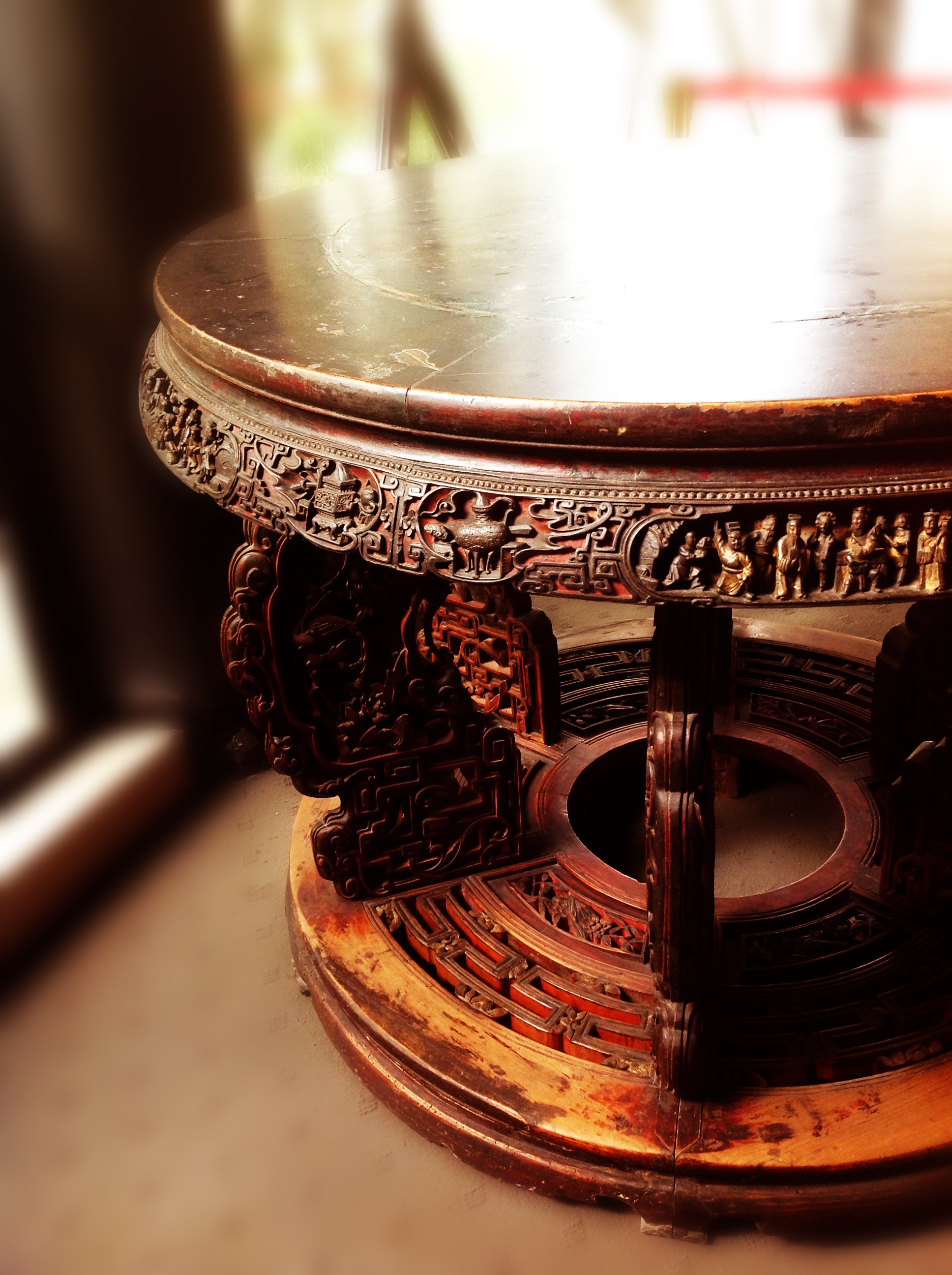 雕花戏曲人物纹圆桌