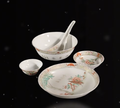 粉彩描金竹叶报平安纹碗