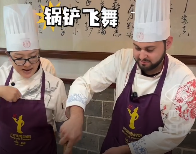 希腊网红挑战川菜顶流！宫保鸡丁的“跨洋初体验”